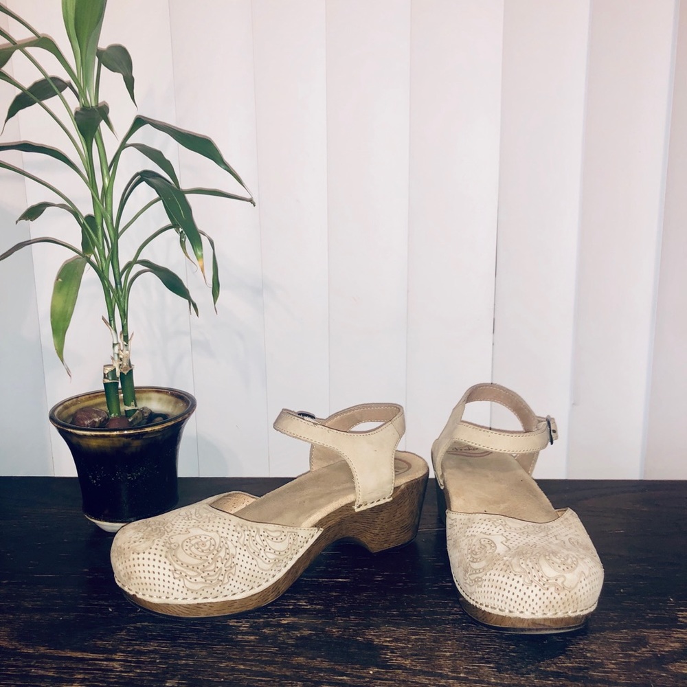 Floral closed toe Sam sandal